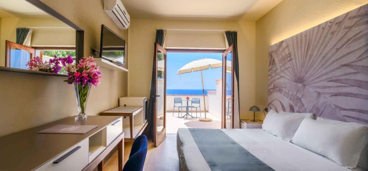 Hotel Baia Imperiale Spiaggia di Cavoli ภายนอก รูปภาพ