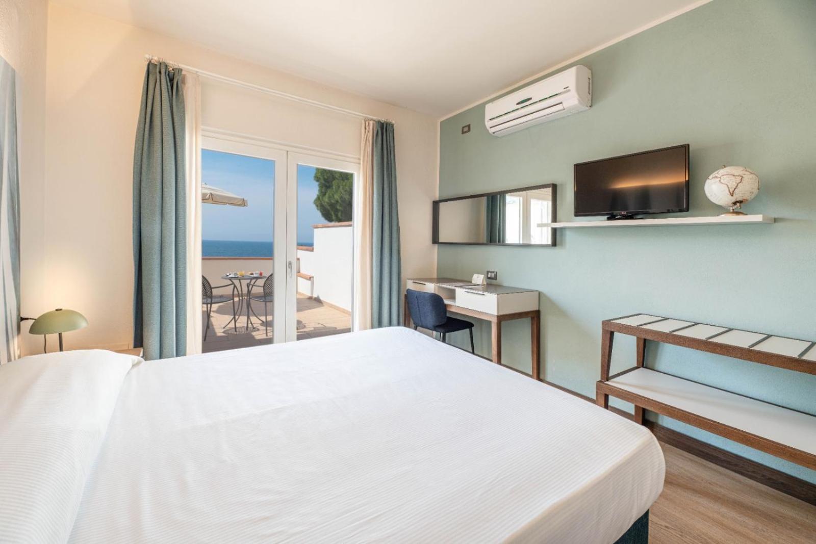 Hotel Baia Imperiale Spiaggia di Cavoli ภายนอก รูปภาพ