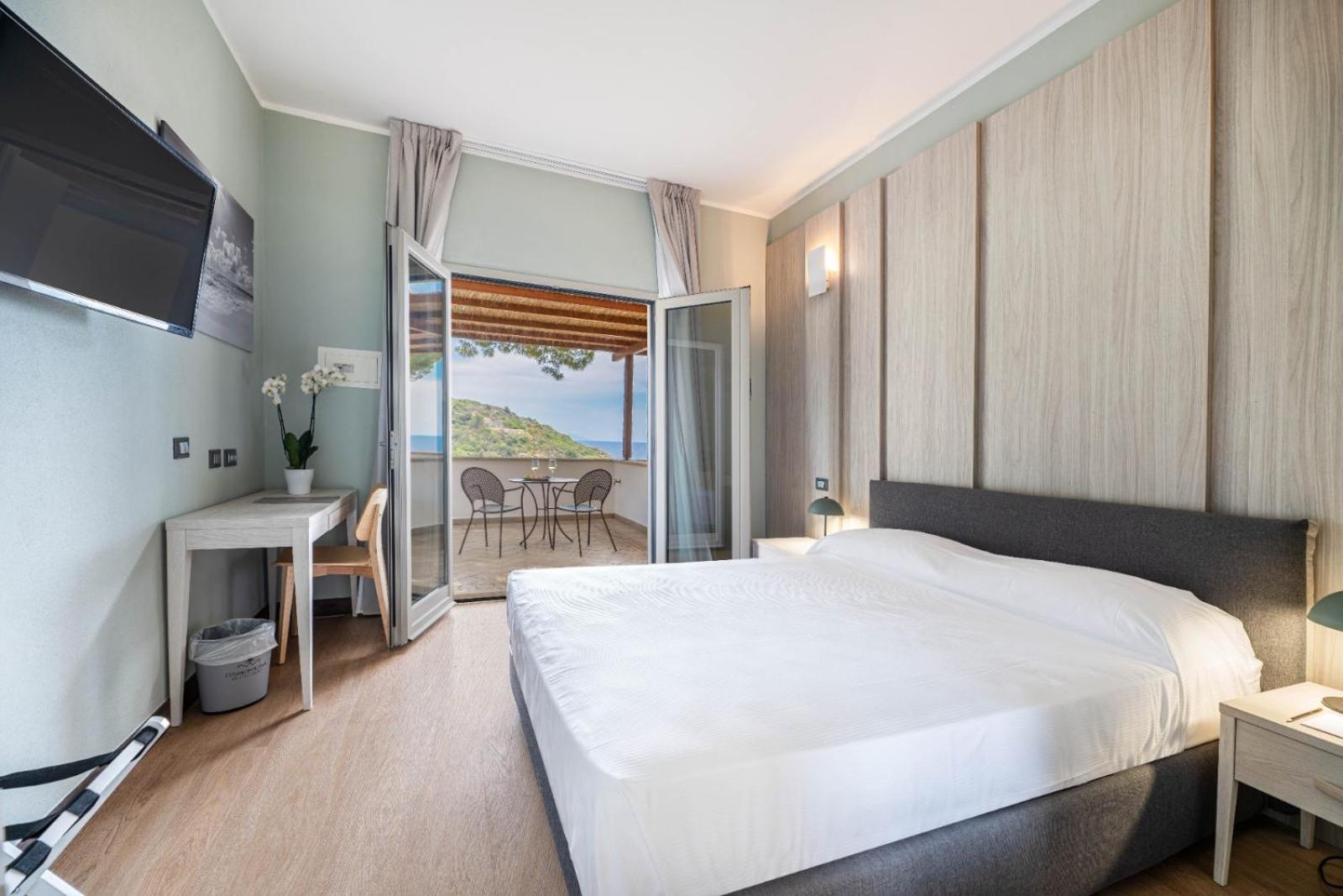 Hotel Baia Imperiale Spiaggia di Cavoli ภายนอก รูปภาพ