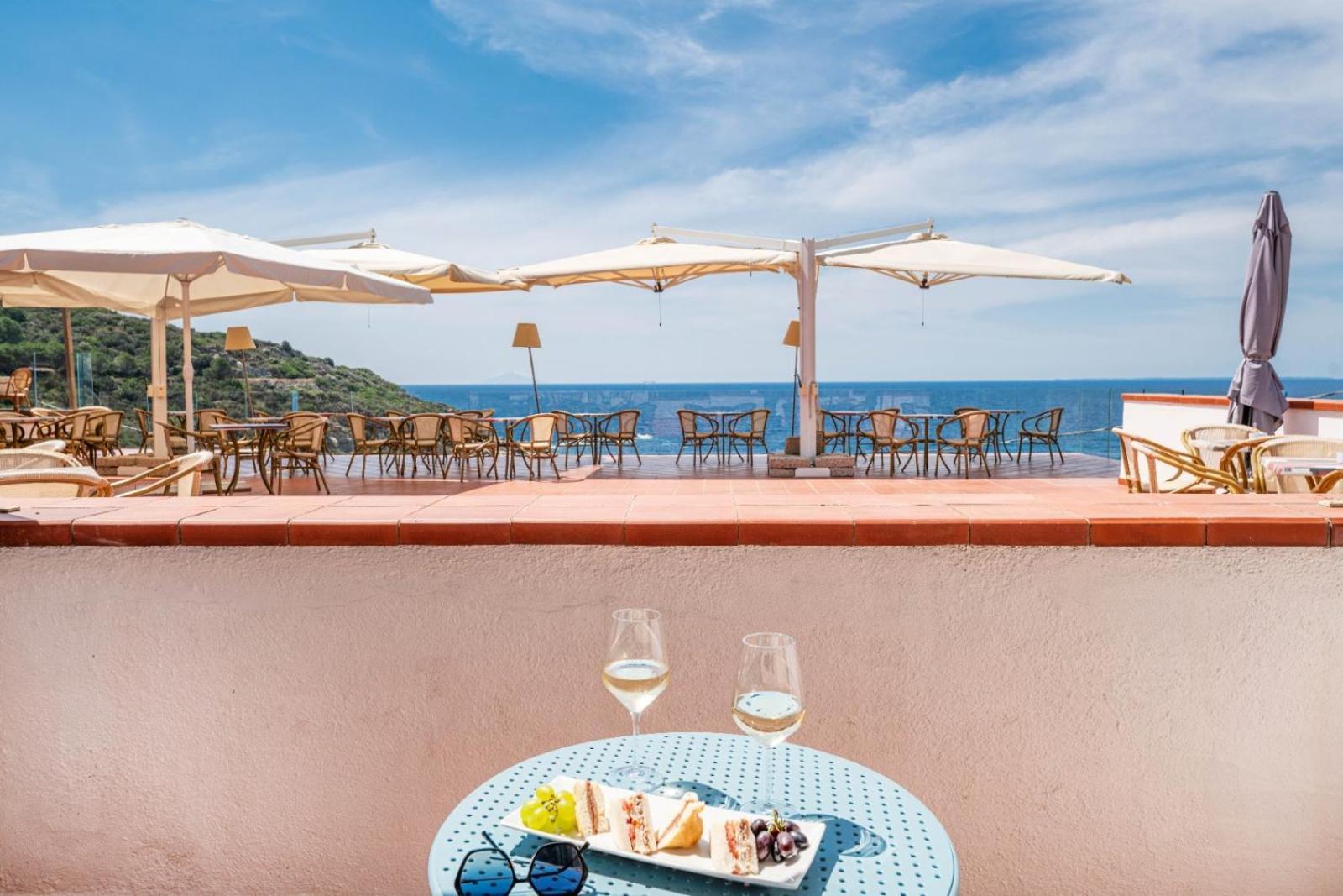 Hotel Baia Imperiale Spiaggia di Cavoli ภายนอก รูปภาพ