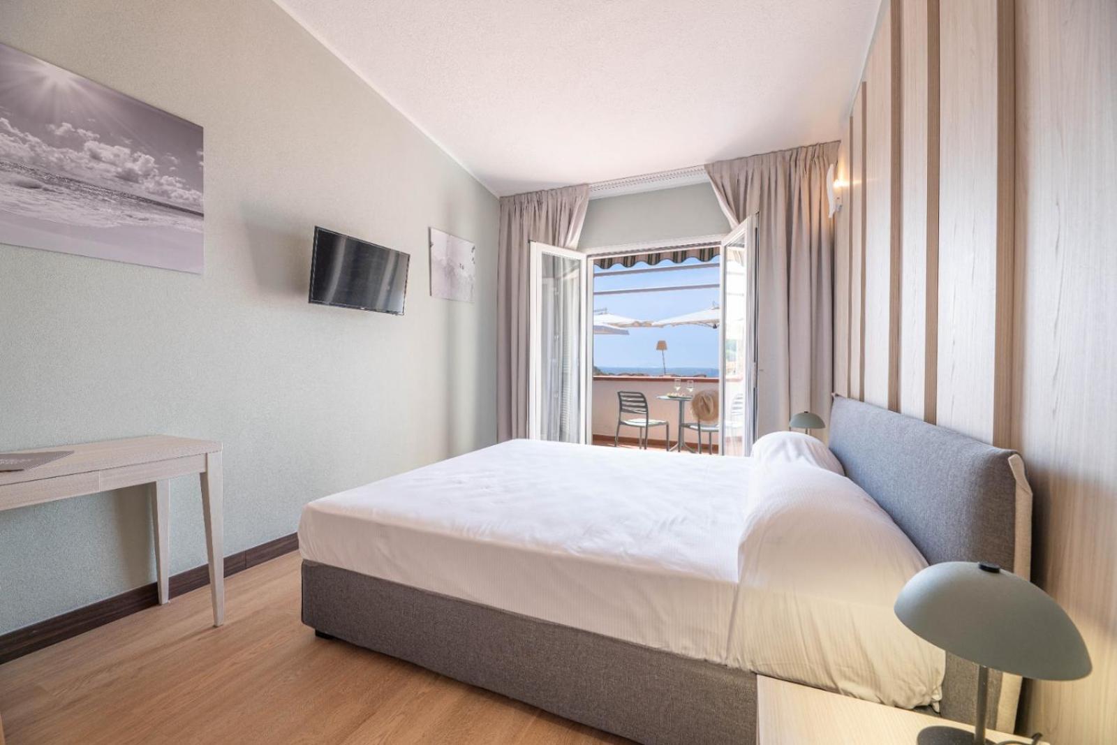 Hotel Baia Imperiale Spiaggia di Cavoli ภายนอก รูปภาพ