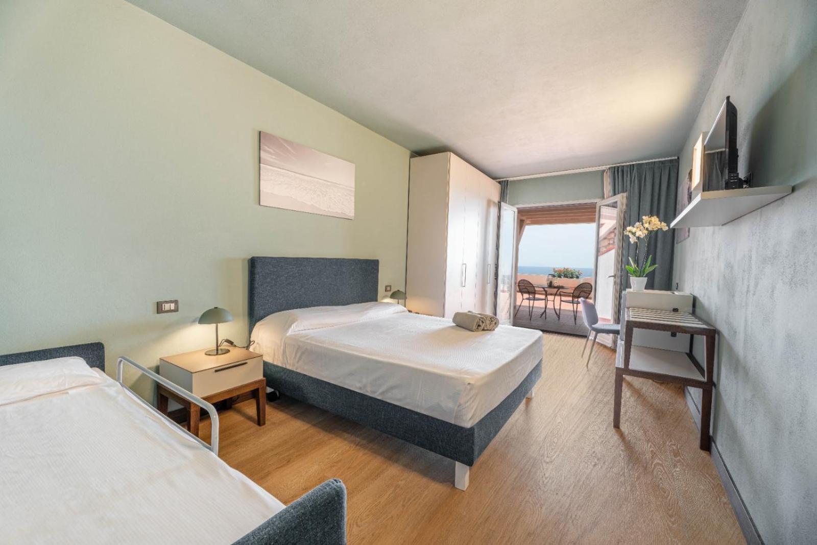 Hotel Baia Imperiale Spiaggia di Cavoli ภายนอก รูปภาพ